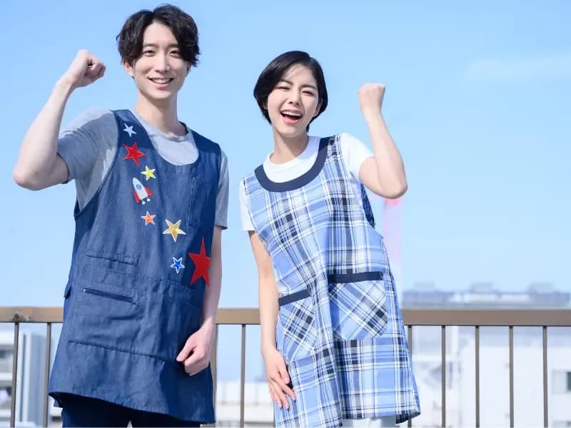 男女の保育士がガッツポーズをしている様子