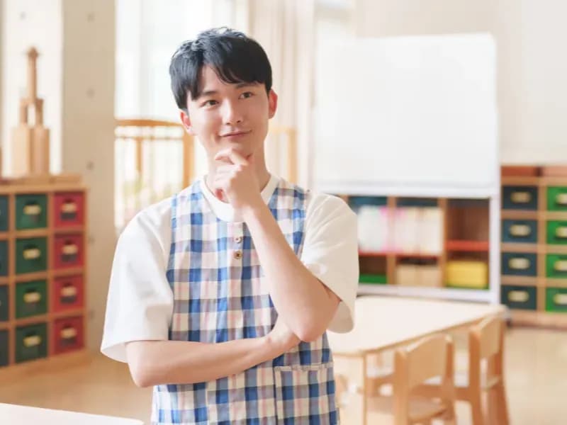 考える保育士の画像