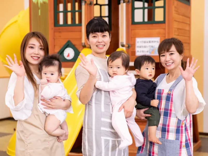 赤ちゃんを抱っこする女性達の画像