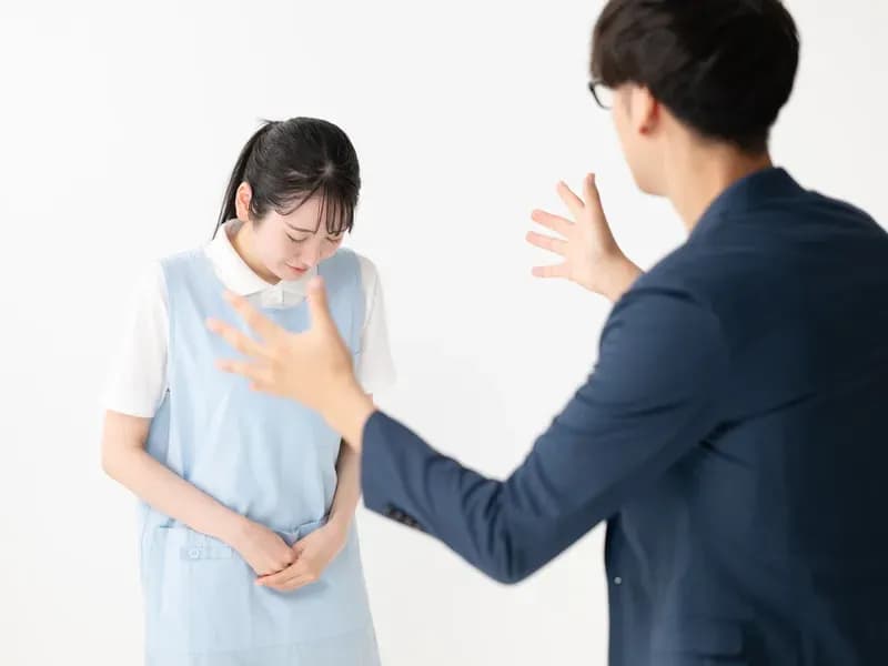 保育士を怒鳴りつける男性の画像