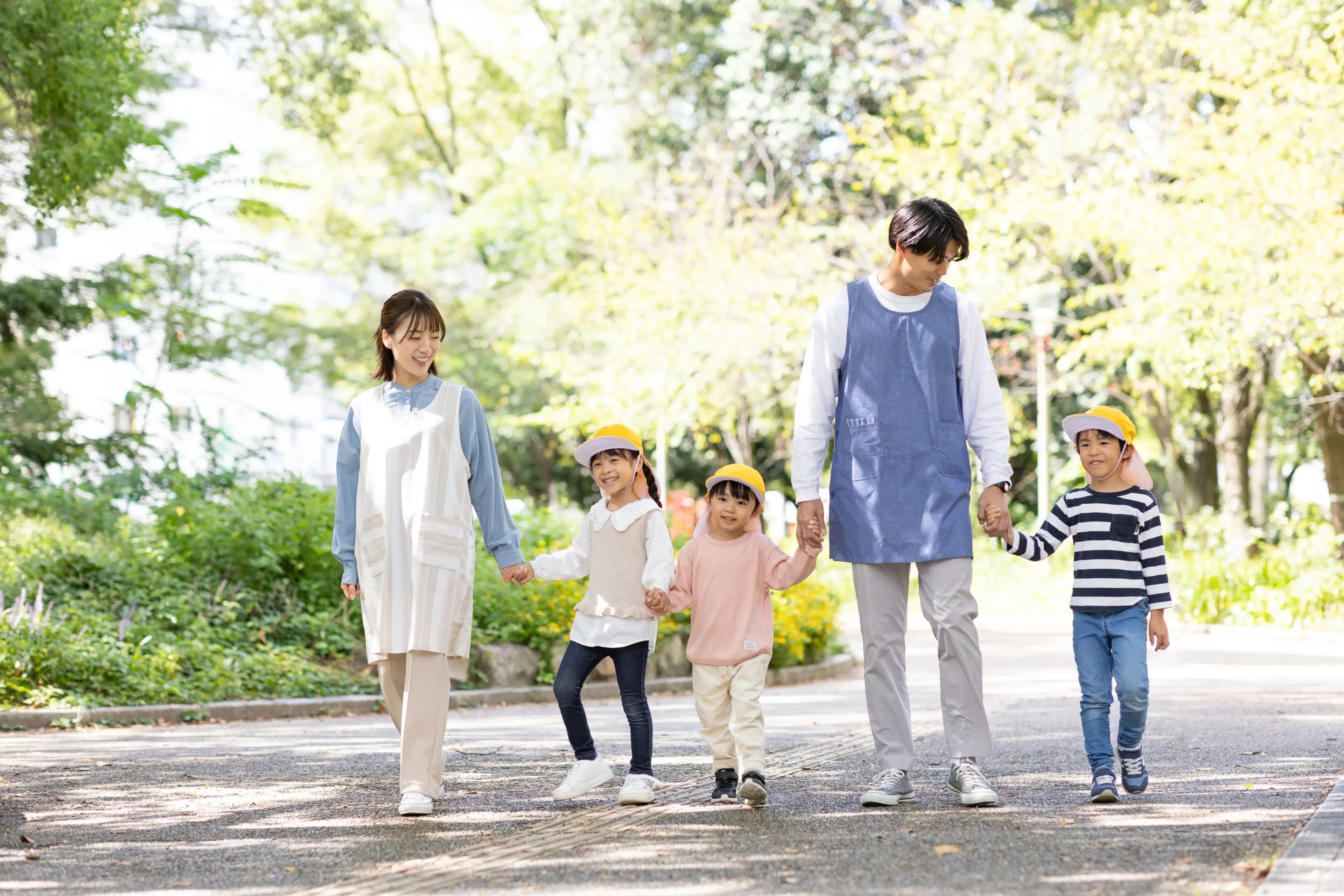 お散歩している保育士と園児