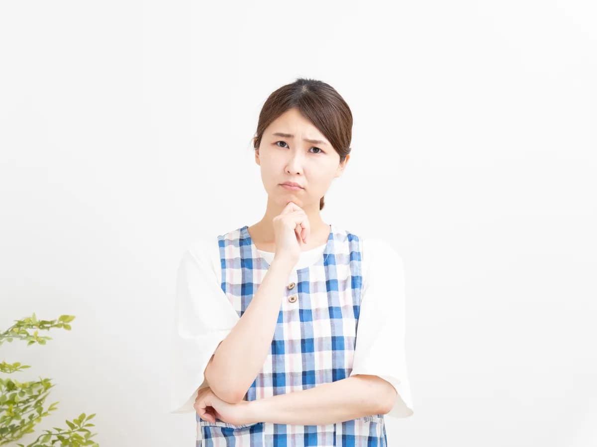 考える女性保育士のイメージ