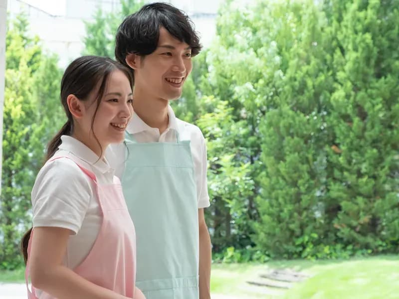 笑顔で並んでいる男女の保育士