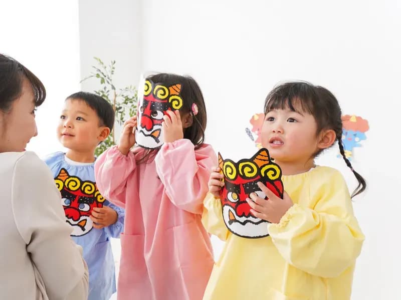 鬼のお面を用意する園児と保育士