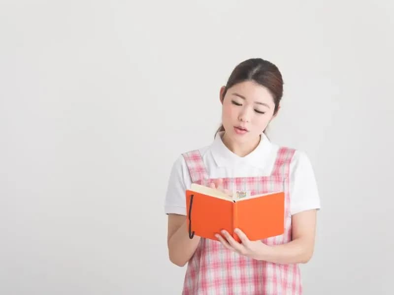 スケジュールを確認する保育士のイメージ