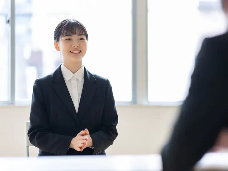 面接を受ける若い女性