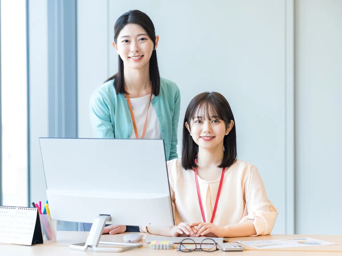 事務仕事をしている二人の女性の画像