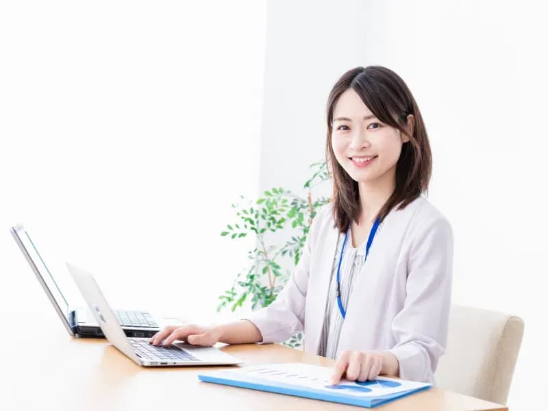事務作業をする女性の画像
