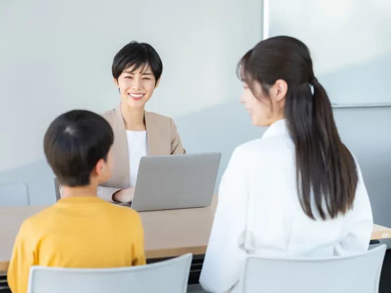 ソーシャルワーカーに相談をする親子の画像