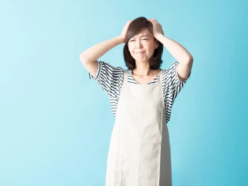 頭を抱える保育士の画像