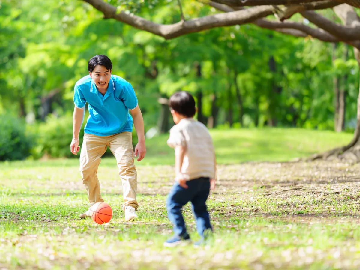 ボールで子供と遊ぶ保育士のイメージ