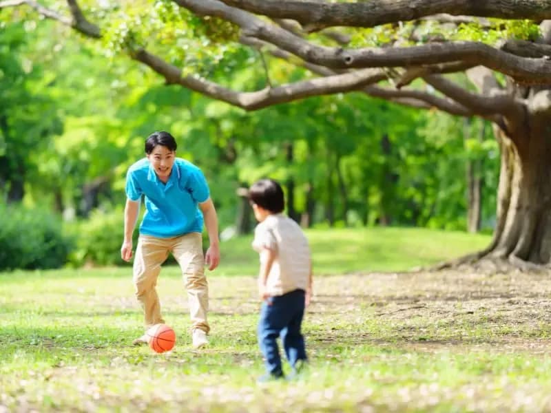 ボールで子供と遊ぶ保育士のイメージ
