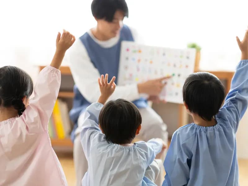 子供に問題を出してる保育士のイメージ