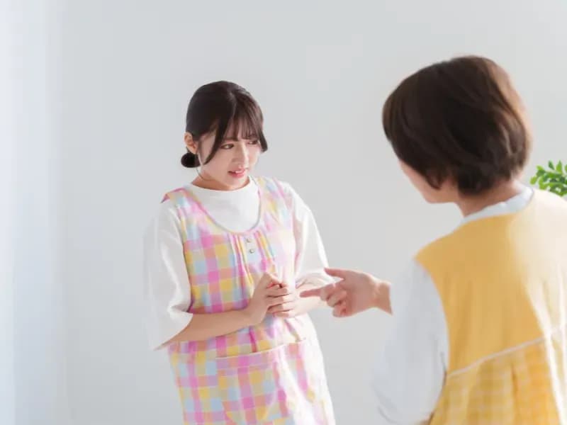 先輩に注意される保育士