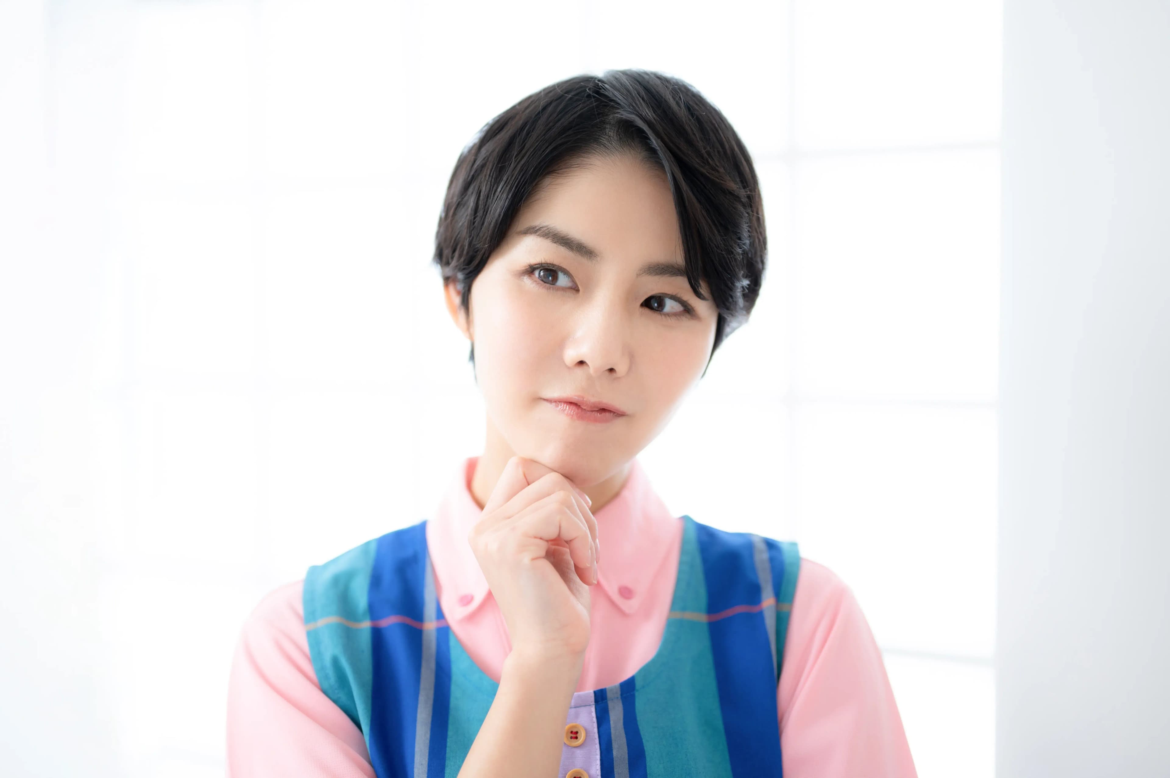 考える保育士のイメージ