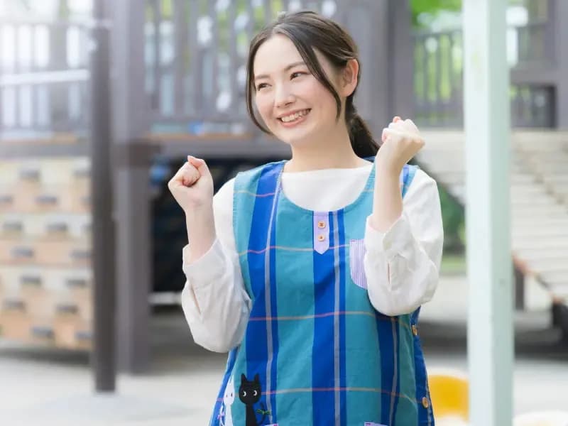 ガッツポーズでやる気のある保育士のイメージ