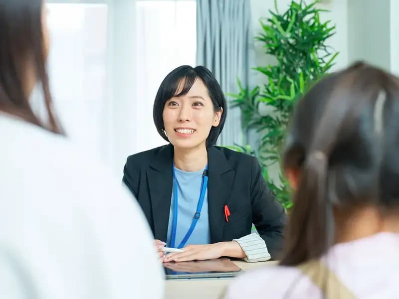 面談をしている児童発達支援管理責任者のイメージ