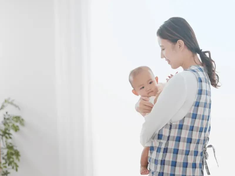 赤ちゃんを抱く保育士のイメージ