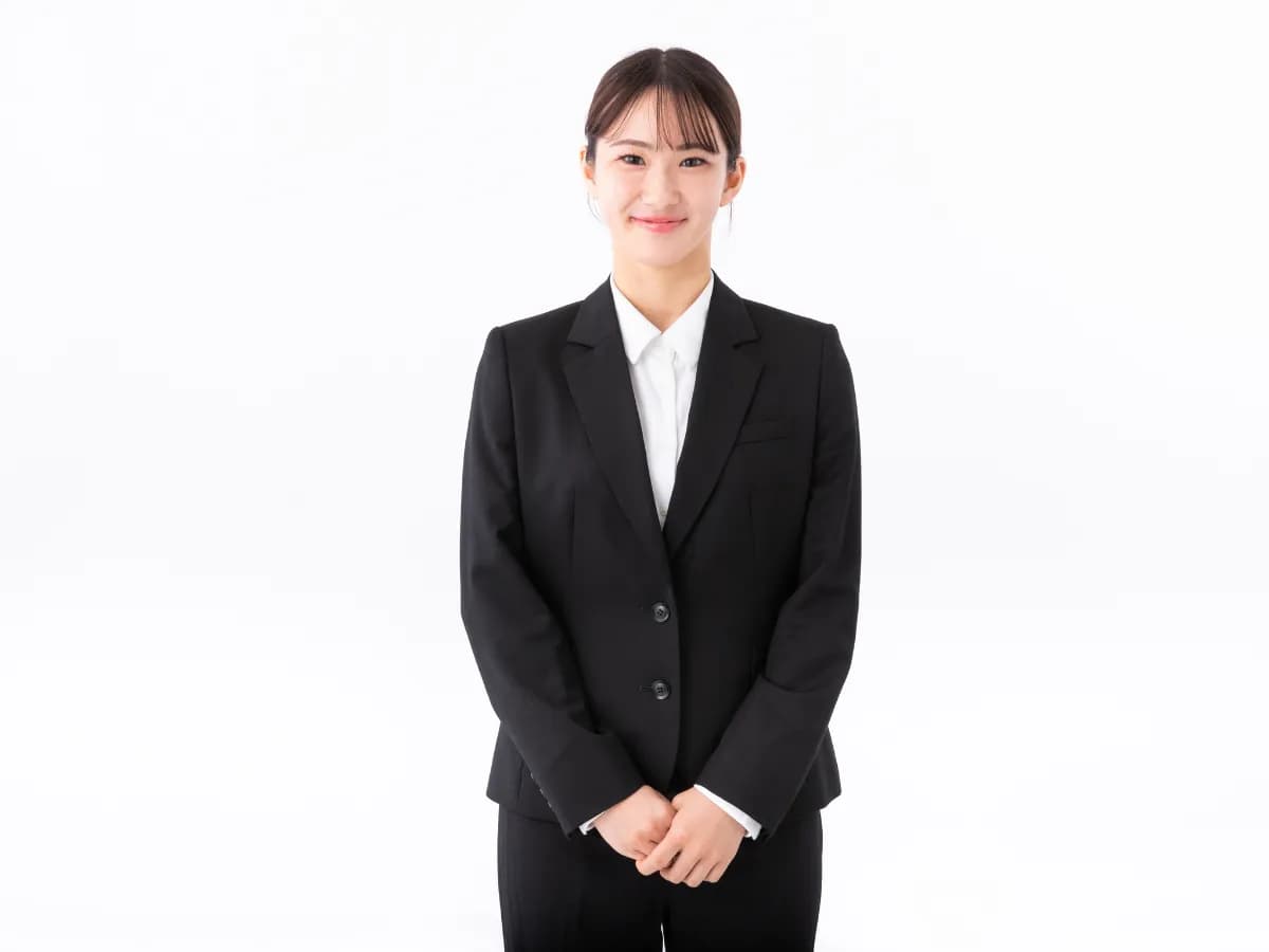 笑顔の若いスーツの女性の画像