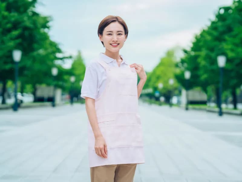 道の真ん中に立つ保育士の画像