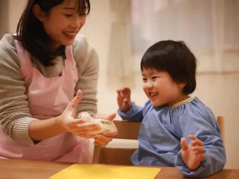 粘土で遊ぶ子供と保育士のイメージ
