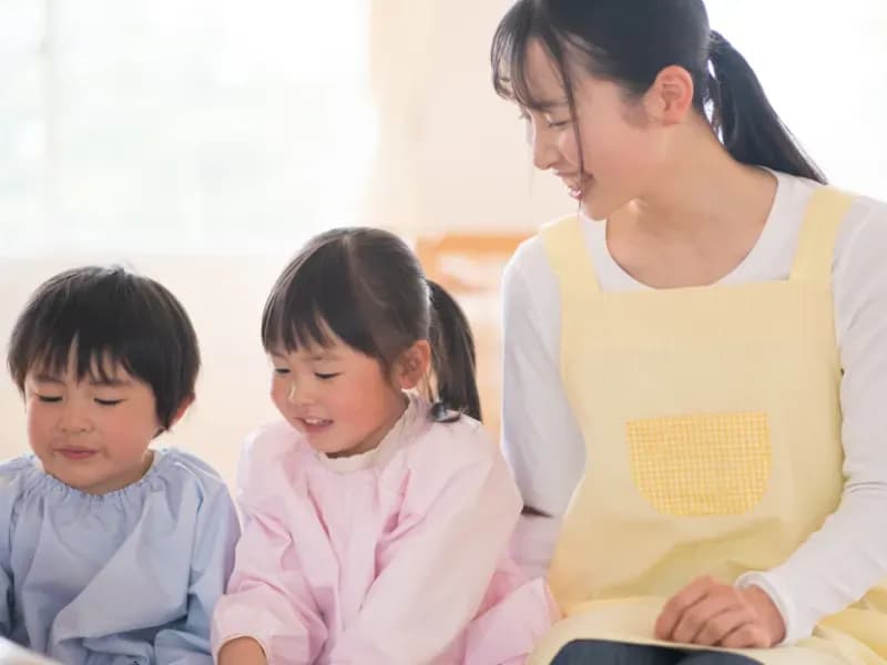 読み聞かせする保育士のイメージ