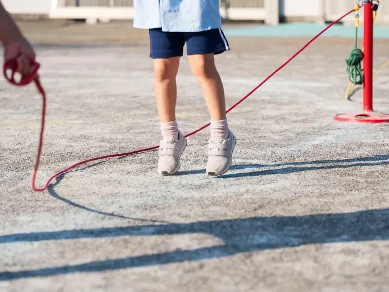 縄跳びで遊ぶ子供のイメージ