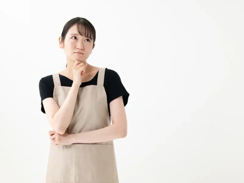 悩む保育士の画像