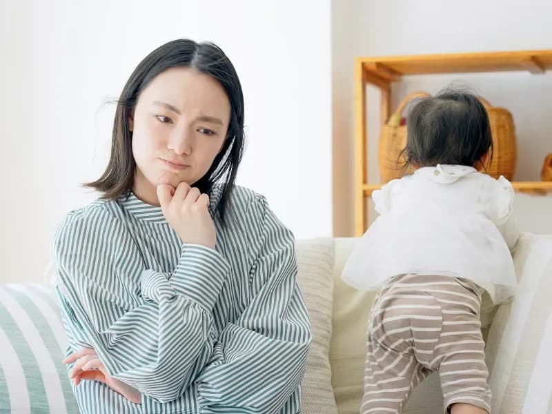 子育て中の女性の画像