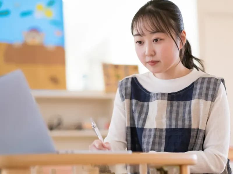 勉強をする保育士の画像