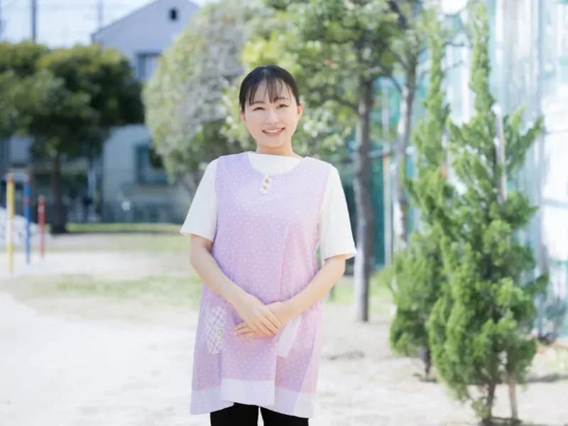 笑顔な女性保育士の画像