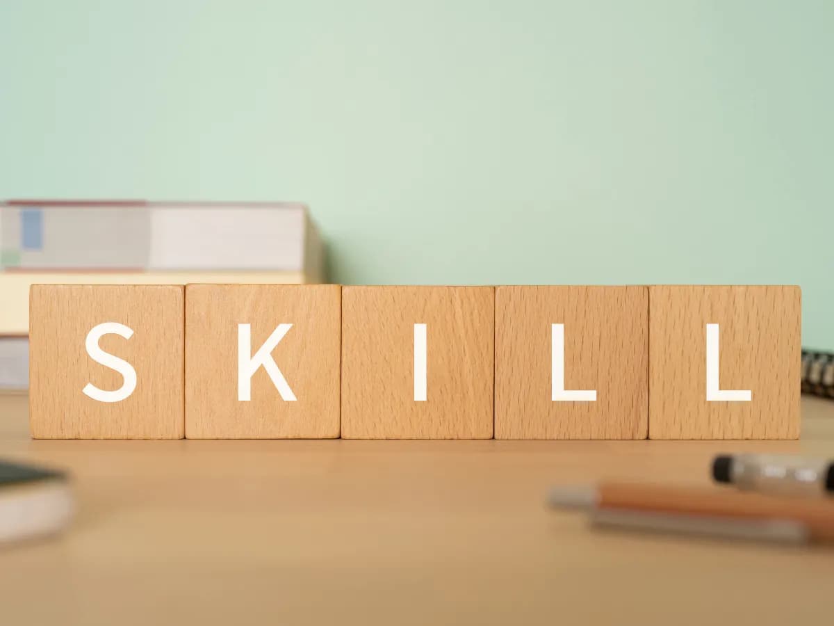 机に置かれたSKILLと書かれた木のブロックに画像