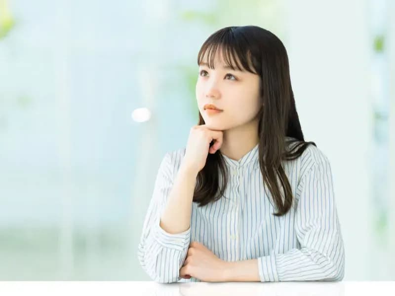 考え事をする女性のイメージ