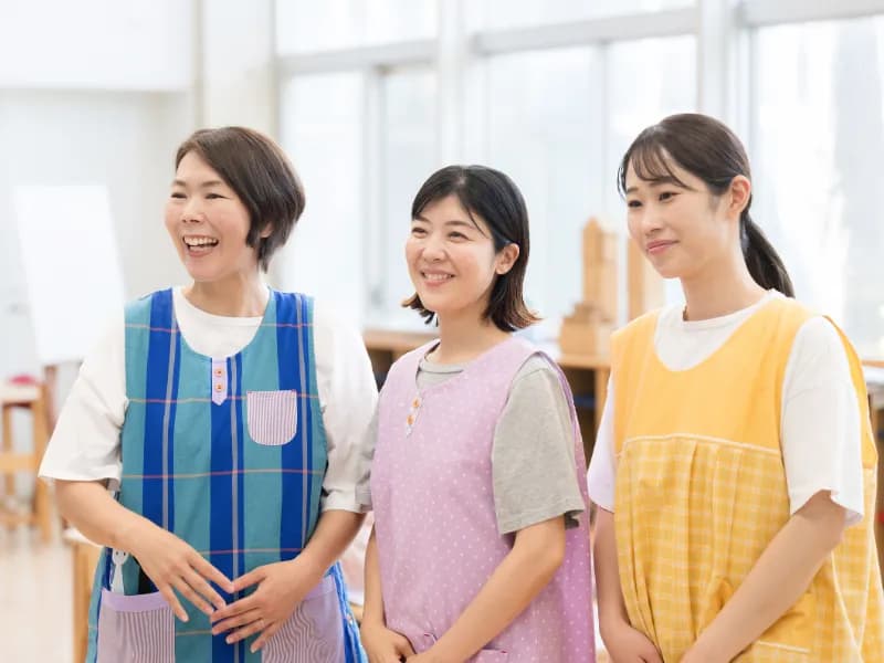子どもを見守る保育士3人の画像