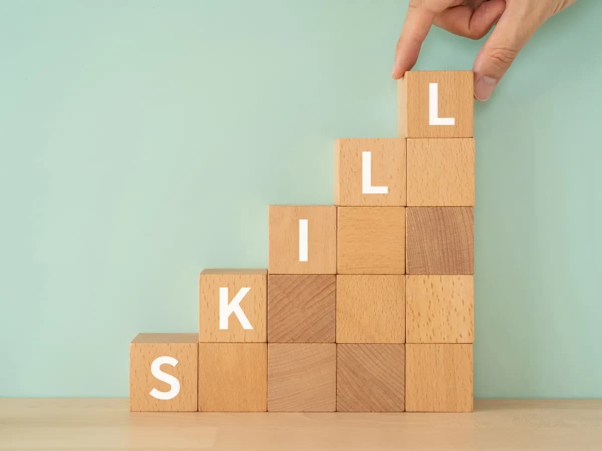 スキルアップと書かれた付箋を上る人型の画像