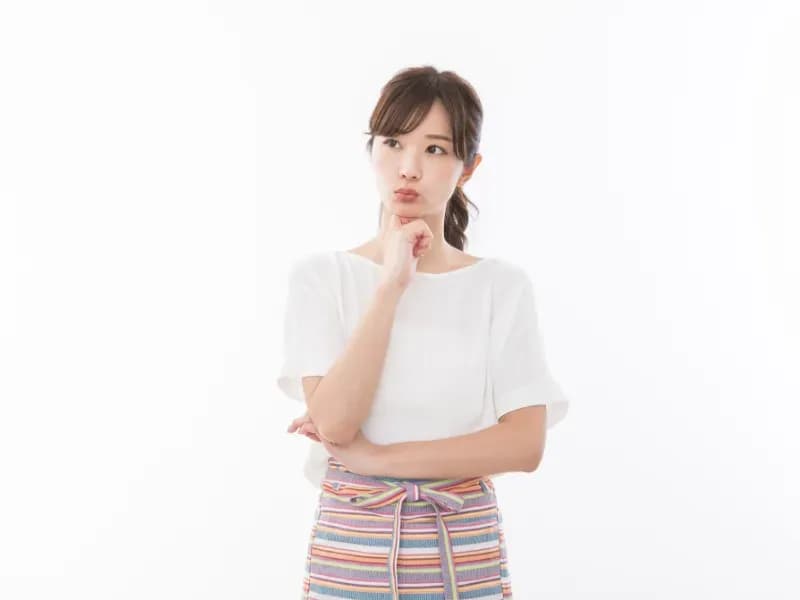 考える女性のイメージ