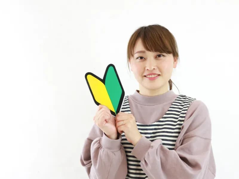 初心者マークを持つ保育士のイメージ