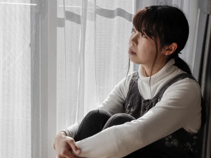 悩む女性のイメージ