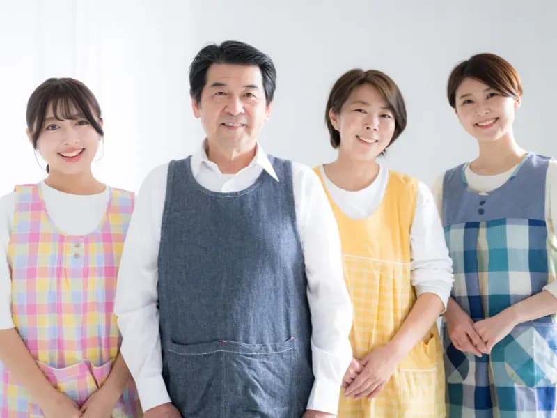 並んで笑顔の保育士たちのイメージ
