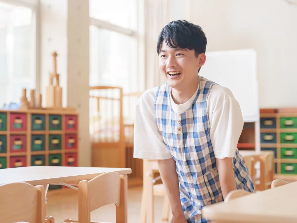 笑顔の男性保育士の画像