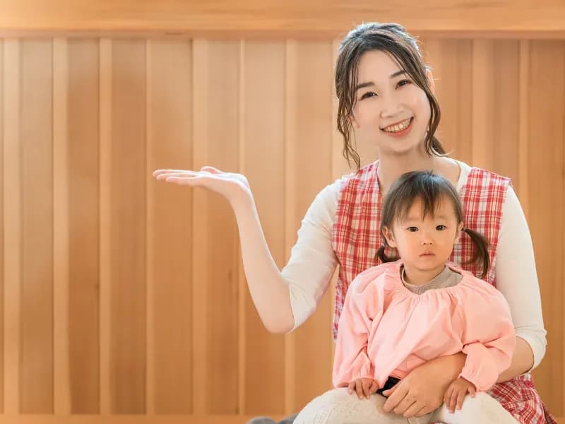 子供を抱っこする保育士のイメージ