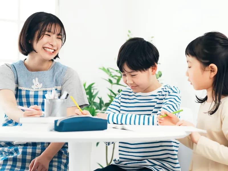 学習支援をする女性の画像