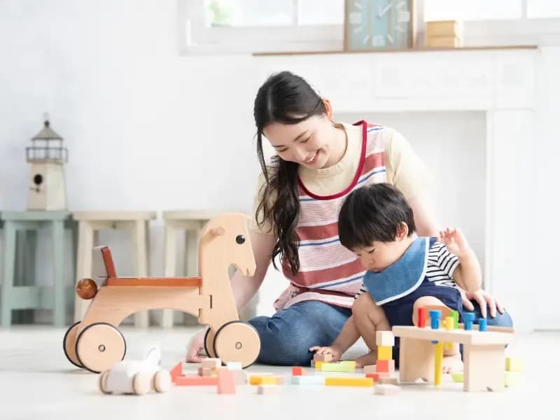 子どもと遊ぶベビーシッターの画像