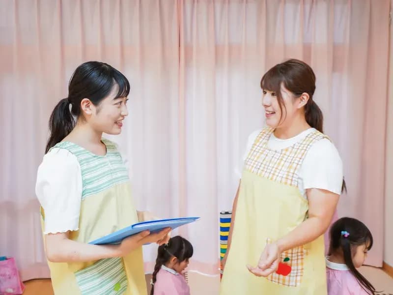 話をする保育士の画像