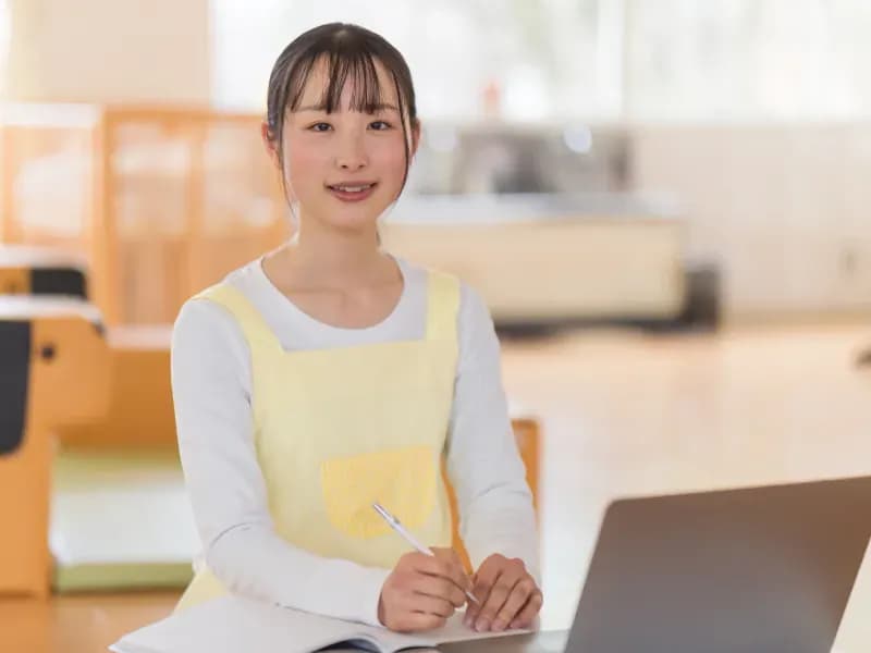 事務作業をする保育士の画像