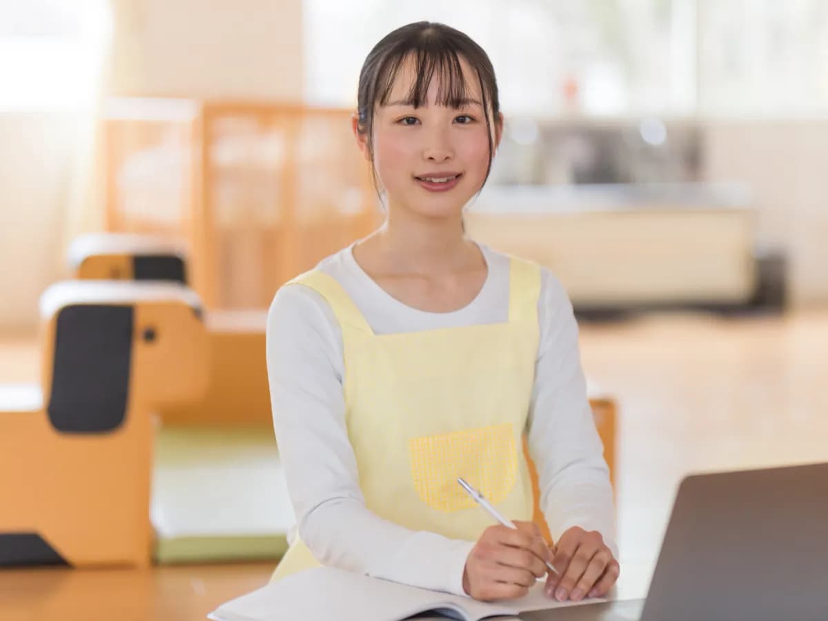 日誌を書く保育士の画像