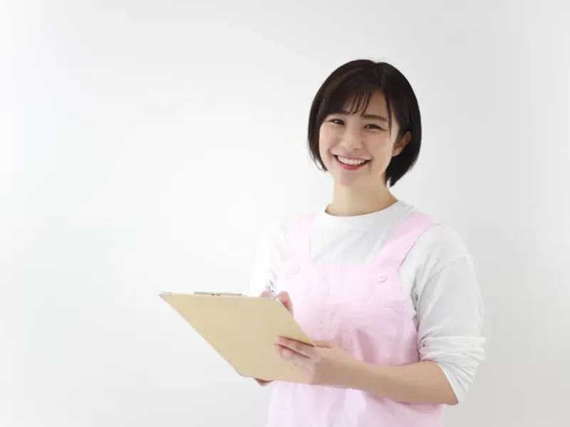 バインダーを持つ保育士の画像