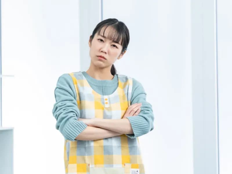 考える保育士の画像