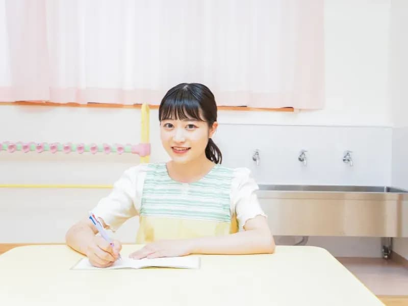 勉強をする保育士の画像