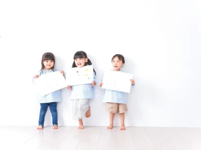 絵を持つ園児たちの画像